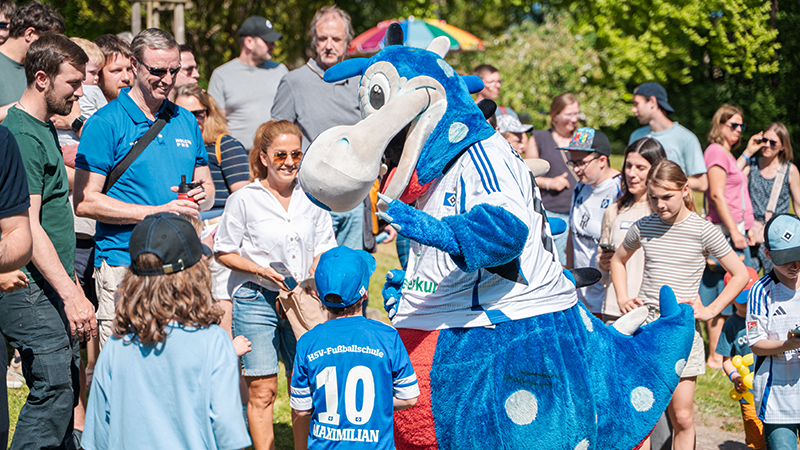 Tag der offenen Tür Dino Hermann vom HSV mit Besuchern